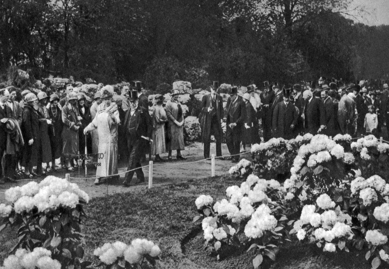 Kong George V og Queen Mary besøger det årlige forårsblomstershow i Chelsea, London, 1926-1927 af Unbekannt