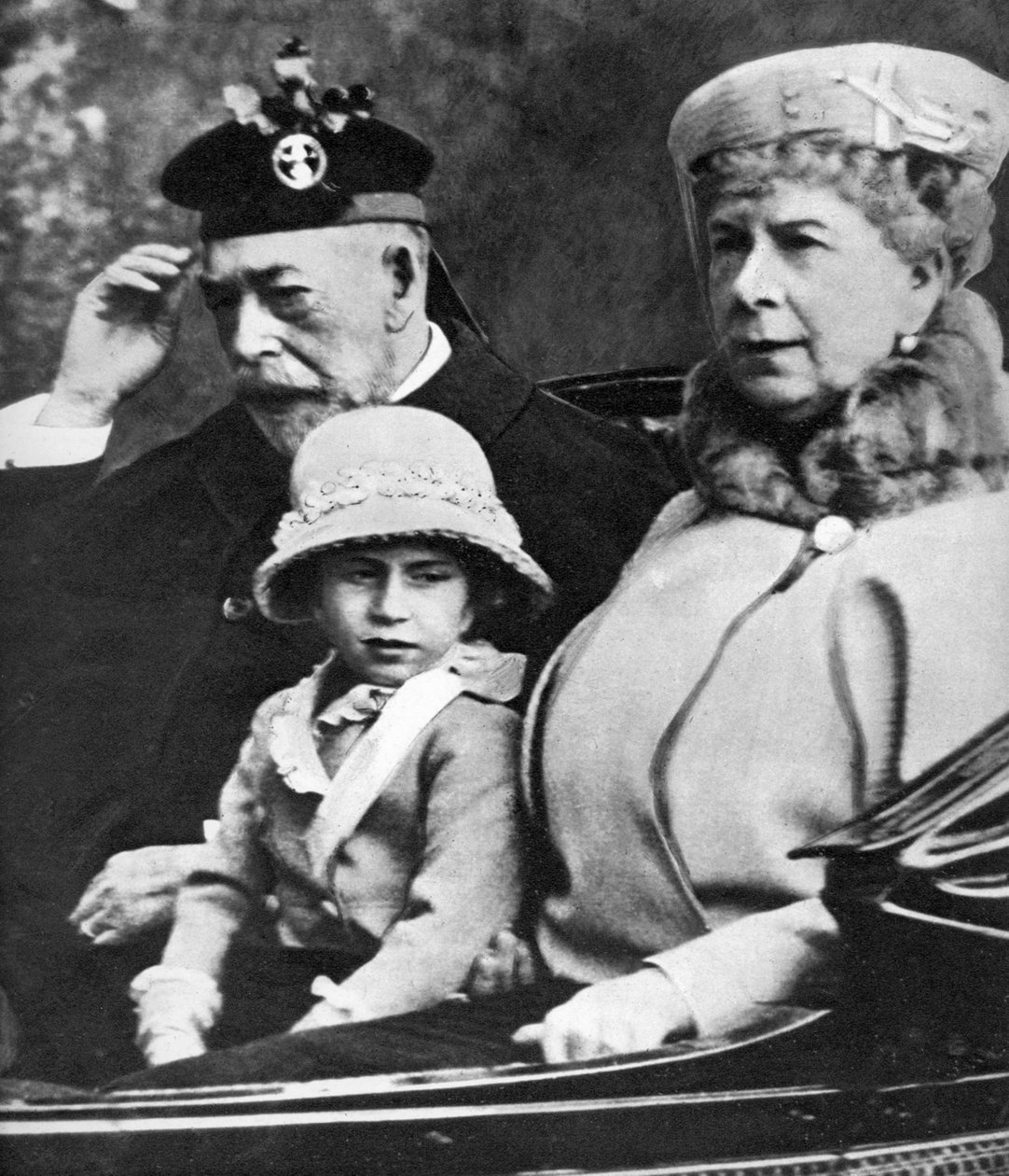 Kong George V og Queen Mary med prinsesse Margaret kører til kirken, Balmoral, omkring 1930