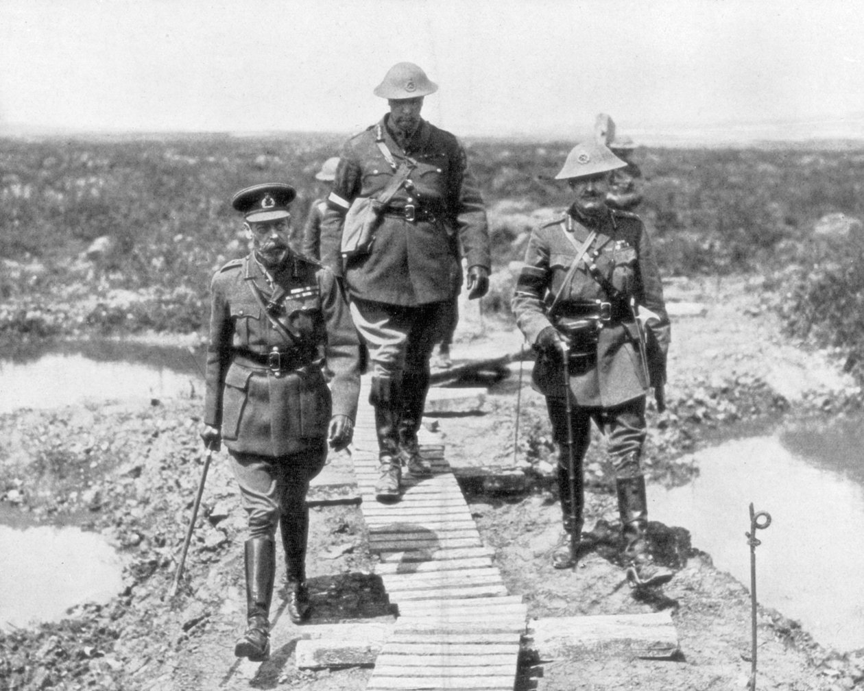 Kong George V og den canadiske general Currie ser den erobrede jord ved Vimy og Messines, 1917 af Unbekannt