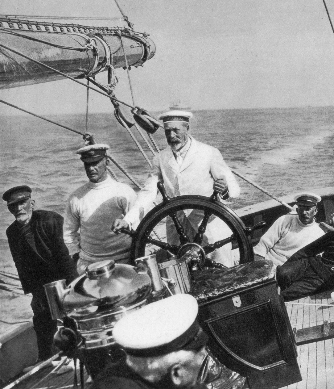 Kong George V ved roret på sin yacht Britannia, c1930