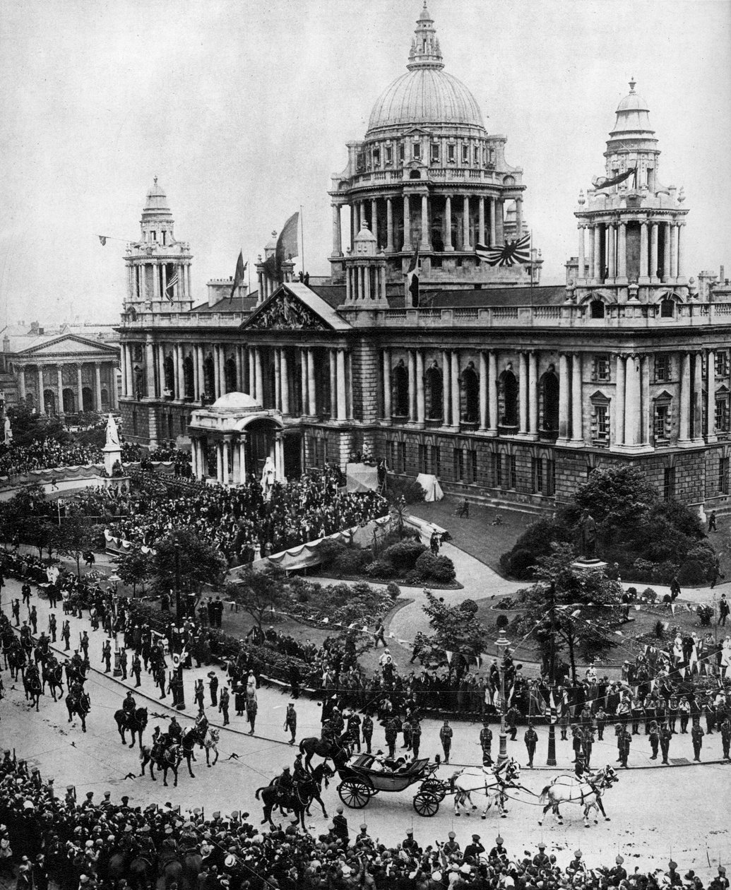 Kong George V kører for at åbne det første Ulster-parlament i Belfast, 1921, 1935 af Unbekannt