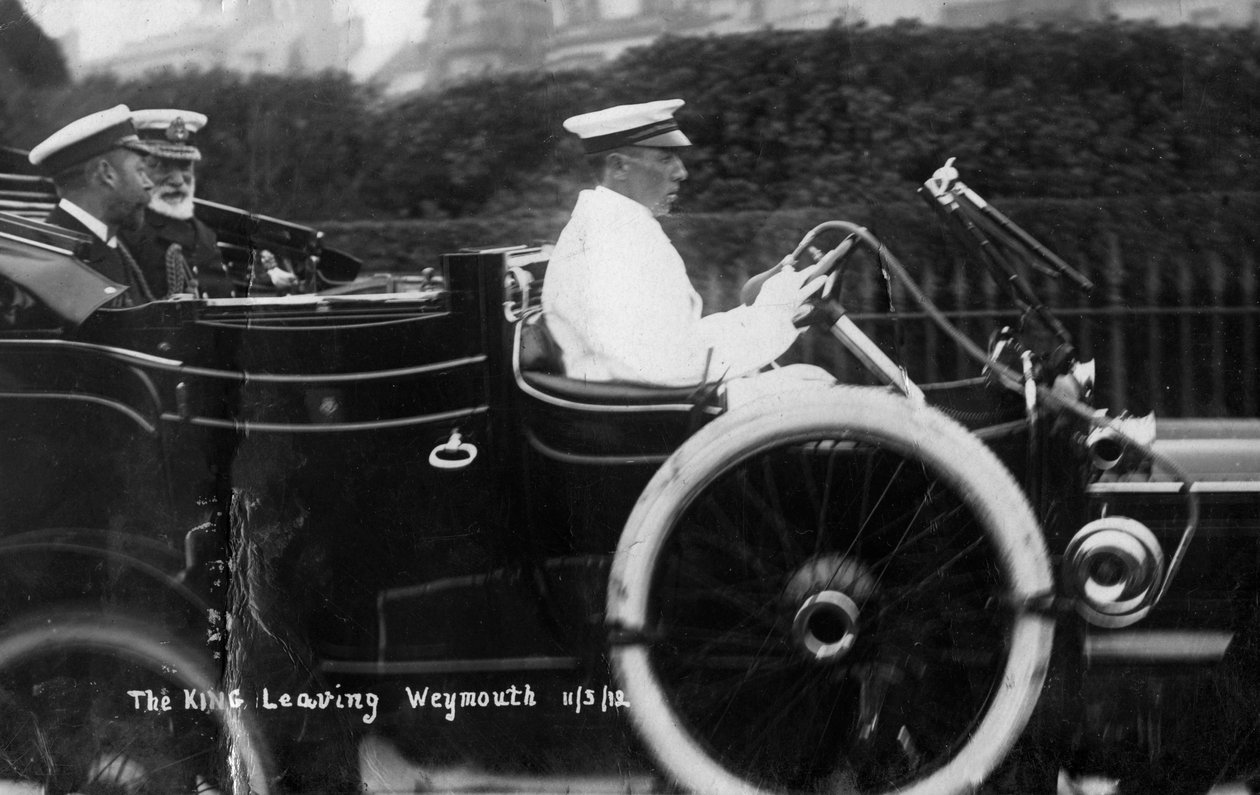 Kong George V forlader Weymouth, Dorset, i bil, 11. marts 1912 af Unbekannt