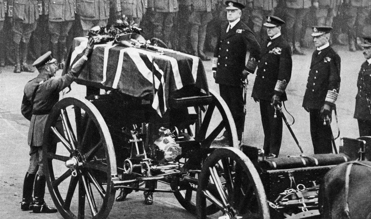 Kong George V placerer en krans på en ukendt soldats kiste, Whitehall, London, c1930
