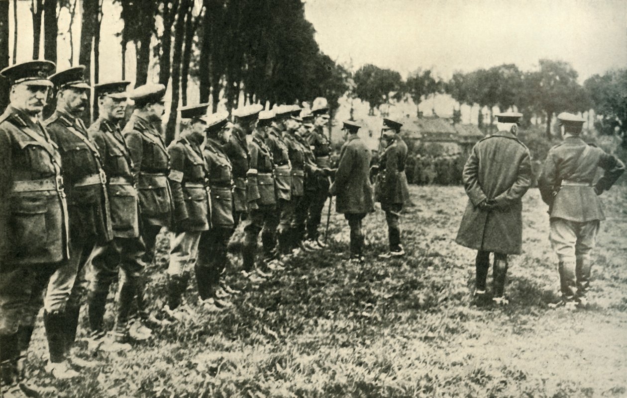 Kong George V besøger allierede styrker på frontlinjen, Første Verdenskrig, 1915, c1920. af Unbekannt