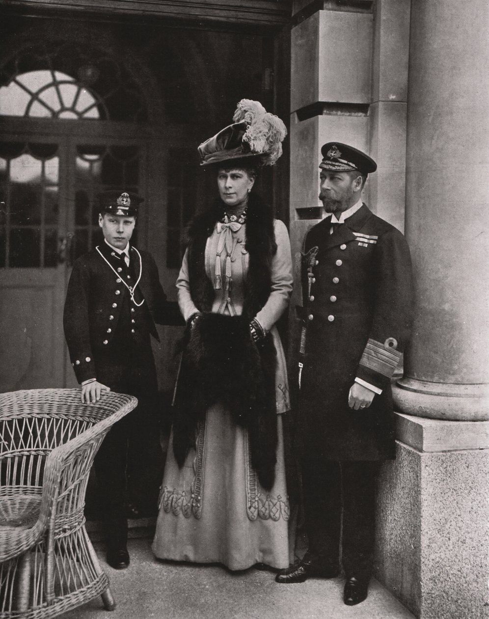 Kong George og dronning Mary med deres søn prins Edward, maj 1910. af Unbekannt