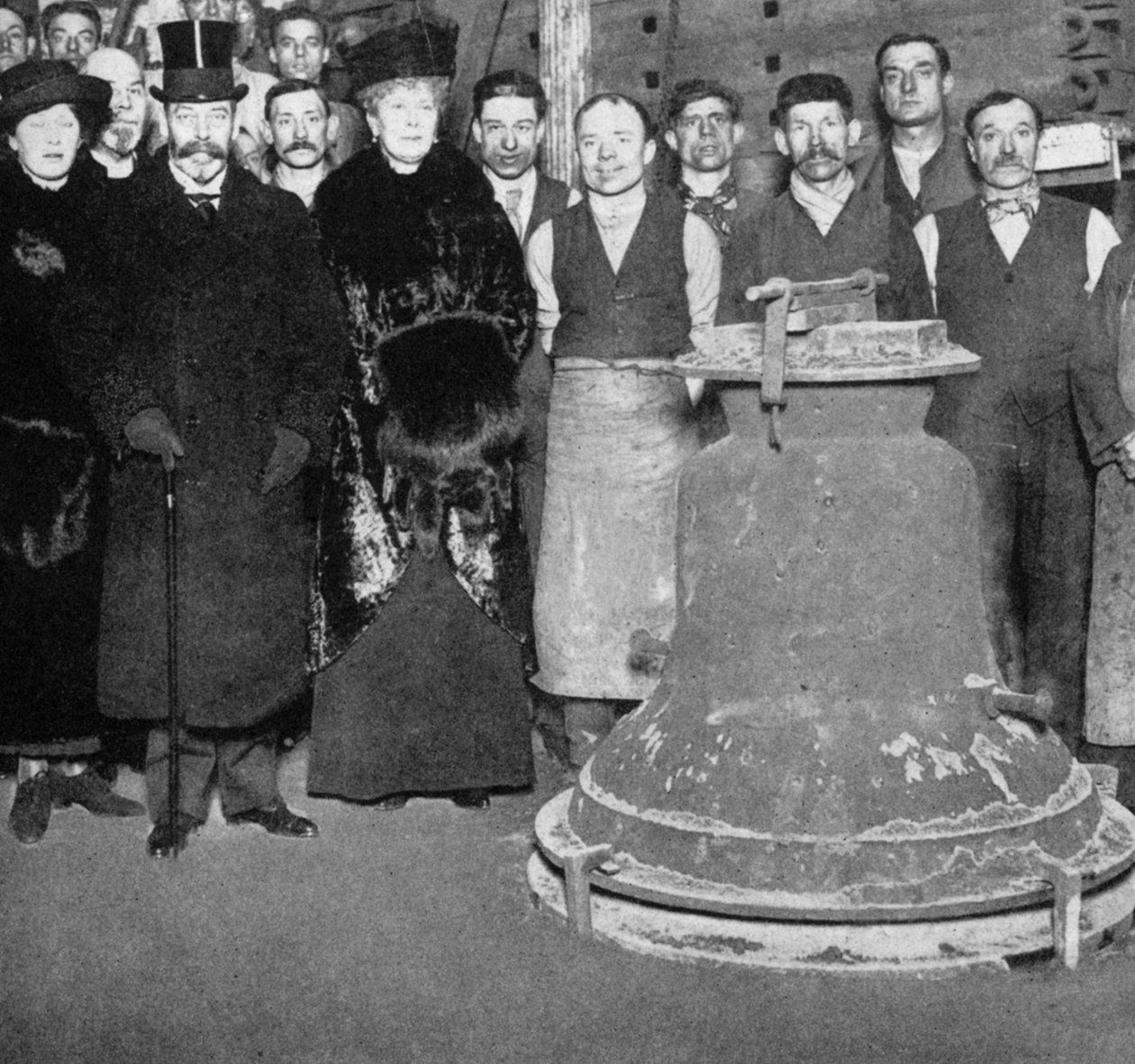 Kong George med sejrsklokken til Westminster Abbey, c1910