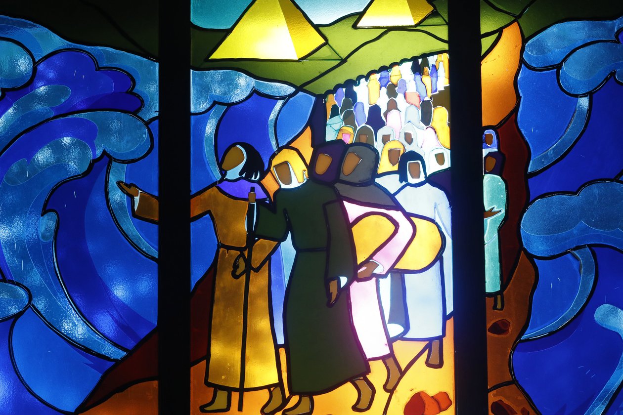Kon Tum Katedral. Glasmosaik vindue. Krydset af Det Røde Hav. Kon Tum. Vietnam af Unbekannt