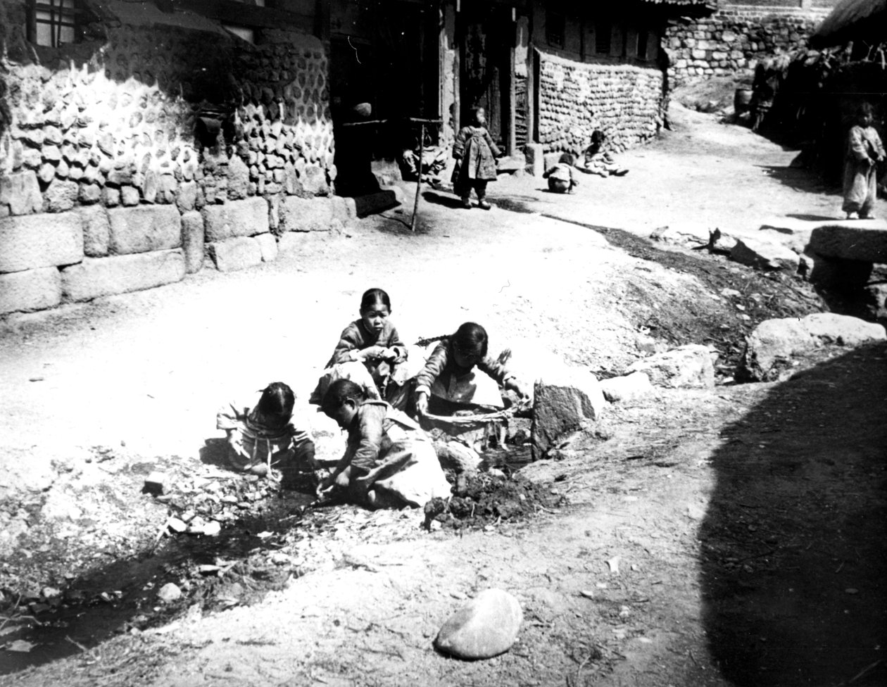 Koreanske børn på gaden, Nam San, Korea, 1900 af Unbekannt