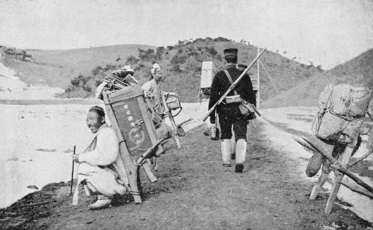 Koreanske kulier, der fungerede som portører for japanske soldater, russisk-japanske krig, 1904-5 af Unbekannt
