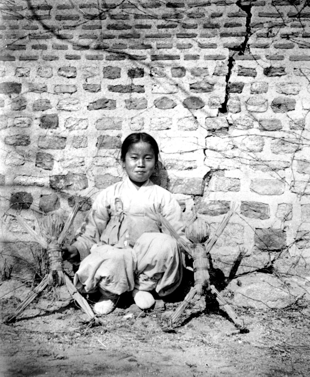 Koreansk pige med dukker, 1900 af Unbekannt