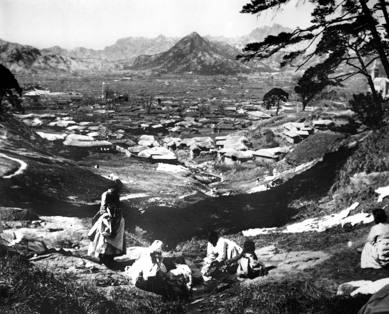 Koreanske kvinder på en bjergskråning, Seoul, Korea, 1900 af Unbekannt
