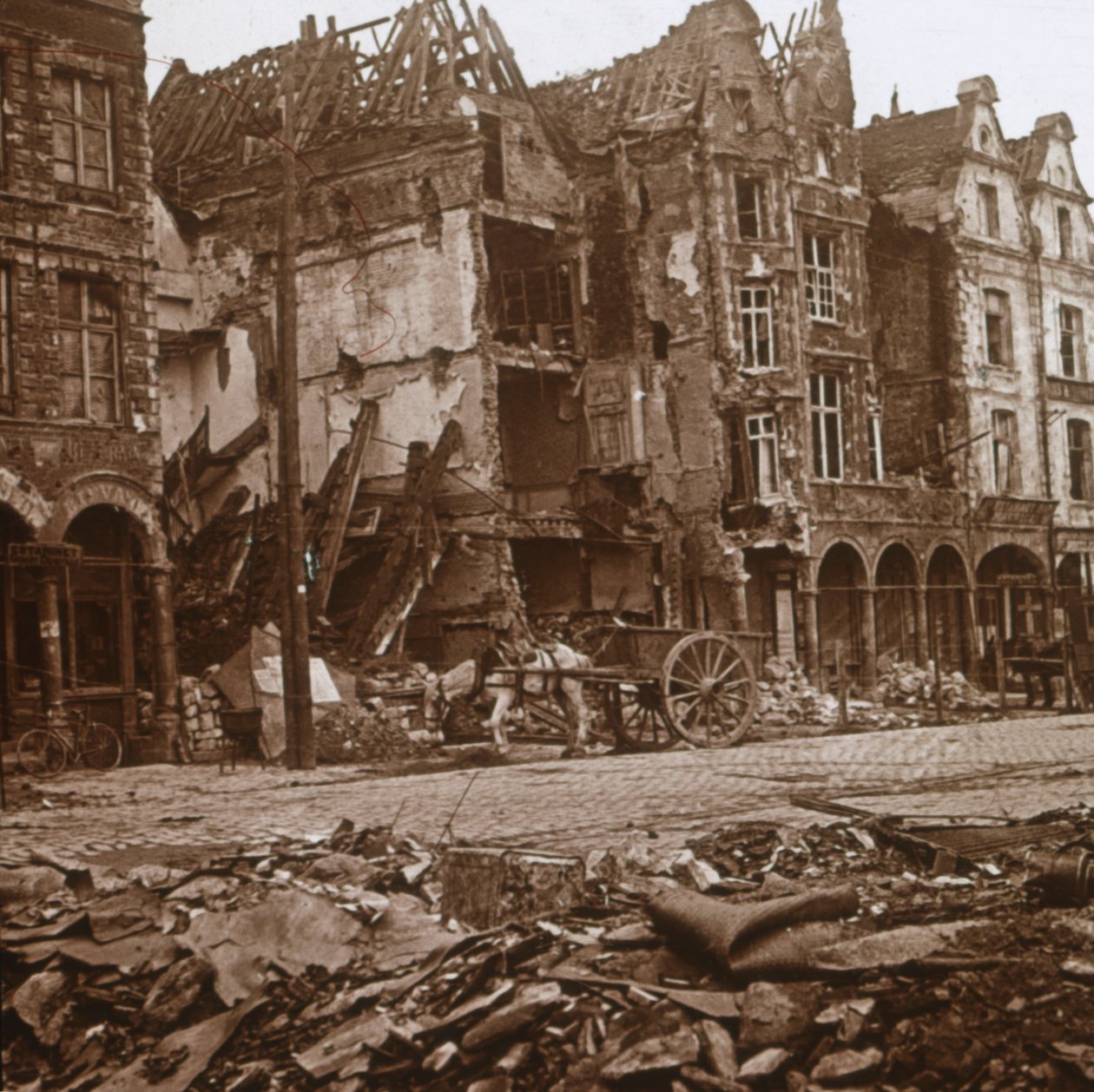 La Petite Place, Arras, Nordfrankrig, c1914-c1918 af Unbekannt