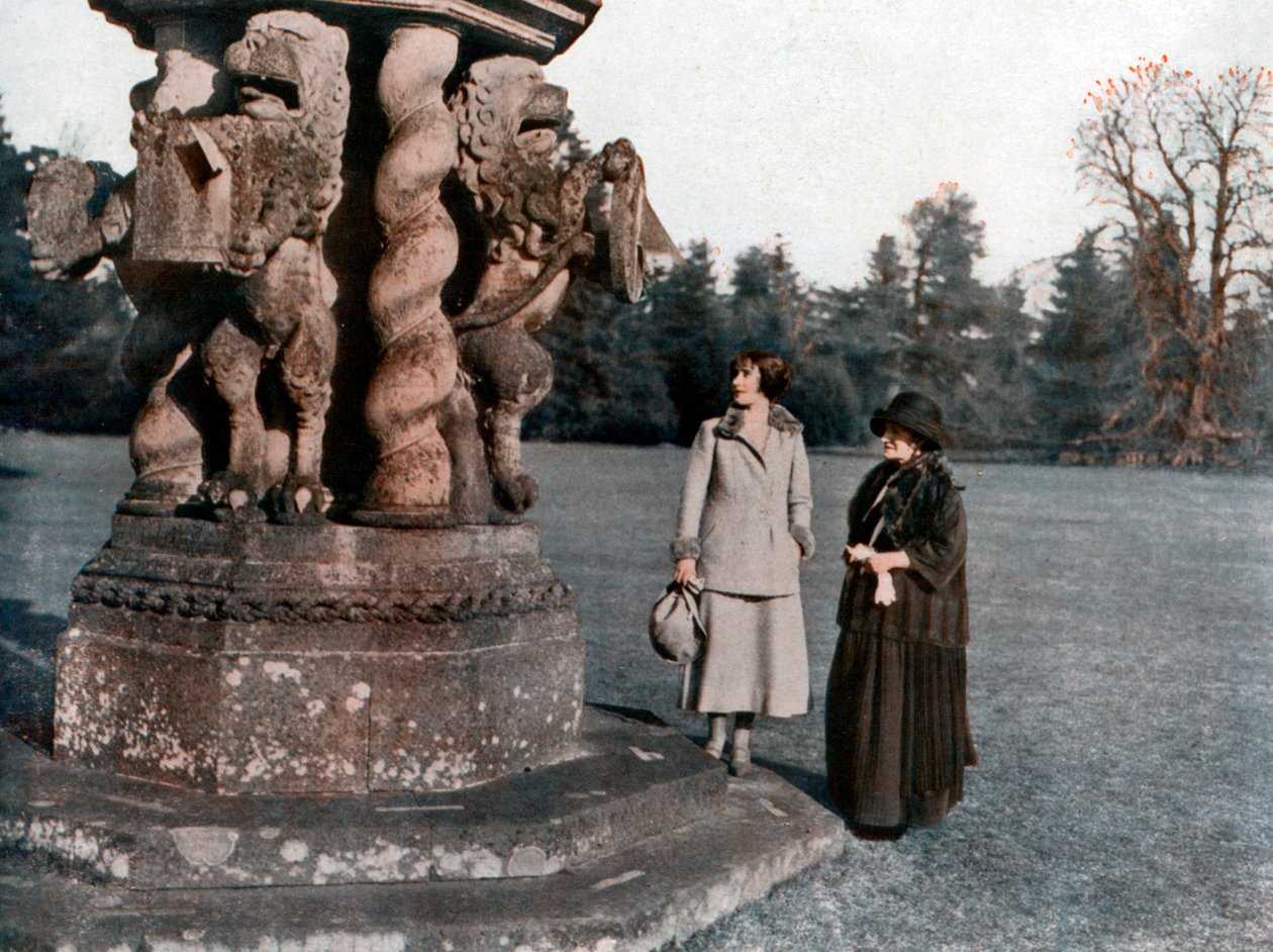 Lady Elizabeth Bowes-Lyon og grevinden af Strathmore, Glamis Castle, Skotland, 1923 af Unbekannt