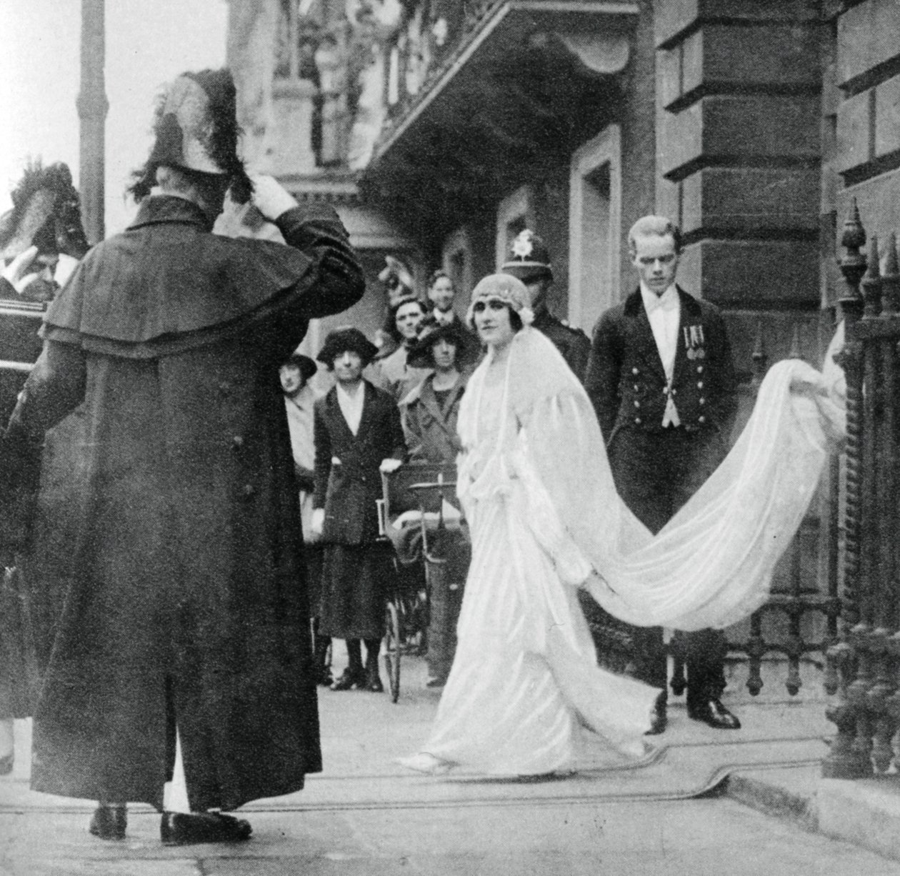Lady Elizabeth Bowes-Lyon på vej til at blive gift i Westminster Abbey, 26. april 1923, 1937 af Unbekannt