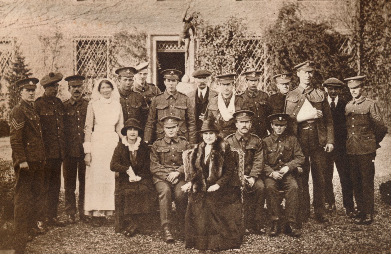 Lady Elizabeth med grevinde af Strathmore og rekonvalescent sårede soldater, 1916 af Unbekannt