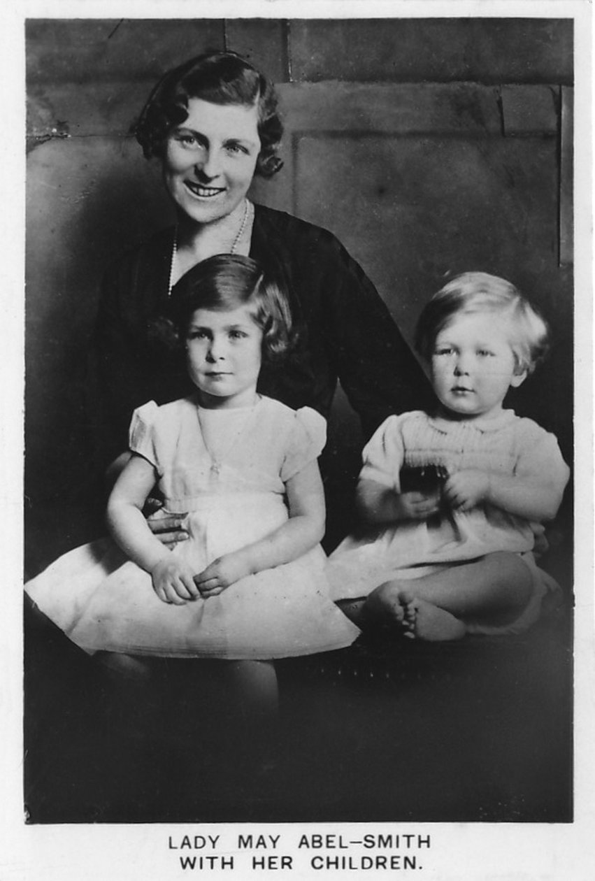 Lady May Abel-Smith med sine børn, 1937 af Unbekannt