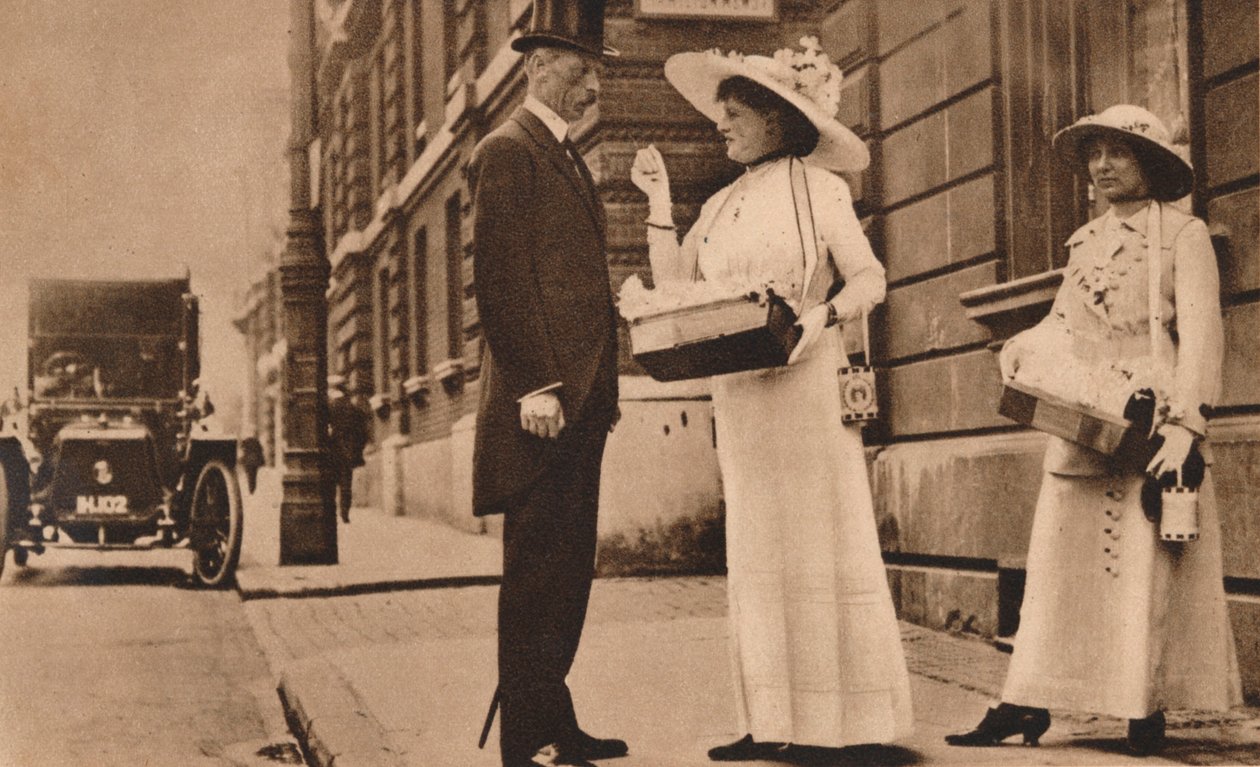 Lady Pilkington sælger roser ved et års jubilæum for Alexandra Rose Day, 25. juni, 1913 1935 af Unbekannt