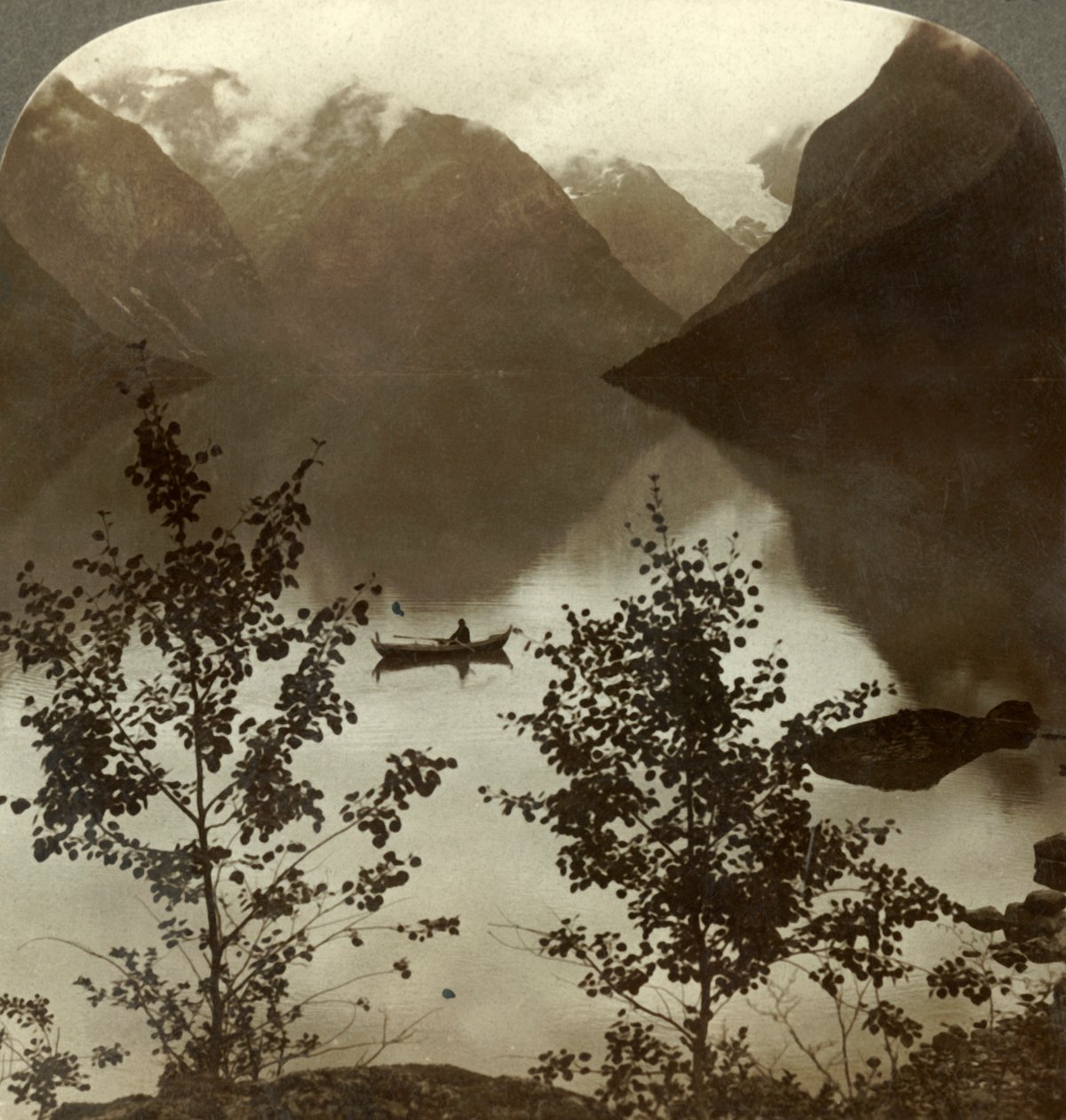 Loen-søen - fodret af gletsjere på dens skyklædte bjergkyster - Norge, c1905. af Unbekannt