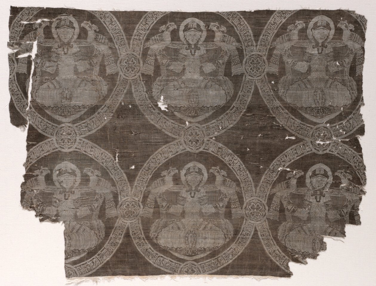 Lampas-fragment med siddende prins, der holder falke i kufiske medaljoner, 1654-1955. af Unbekannt