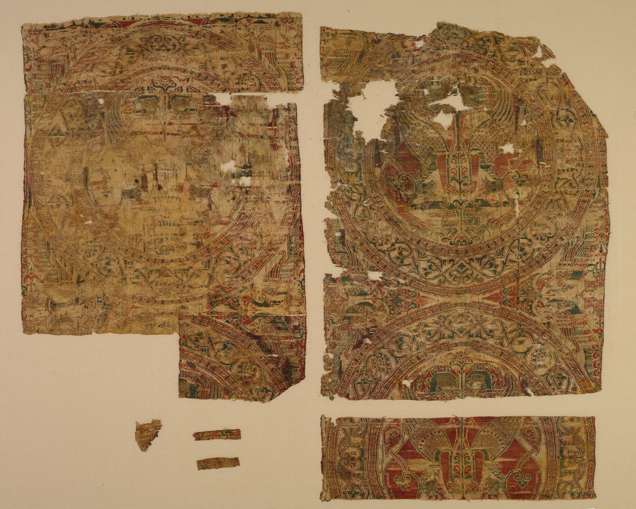 Lampas med konfronterede sfinxer i rundeller, fra Sankt Bernard Calvos grav, 1200-1243. af Unbekannt