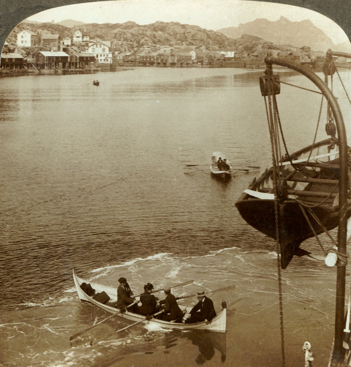 Landing fra en damper i arktisk land, Svolvaer, Lofotenøerne, N. Norge, c1905. af Unbekannt