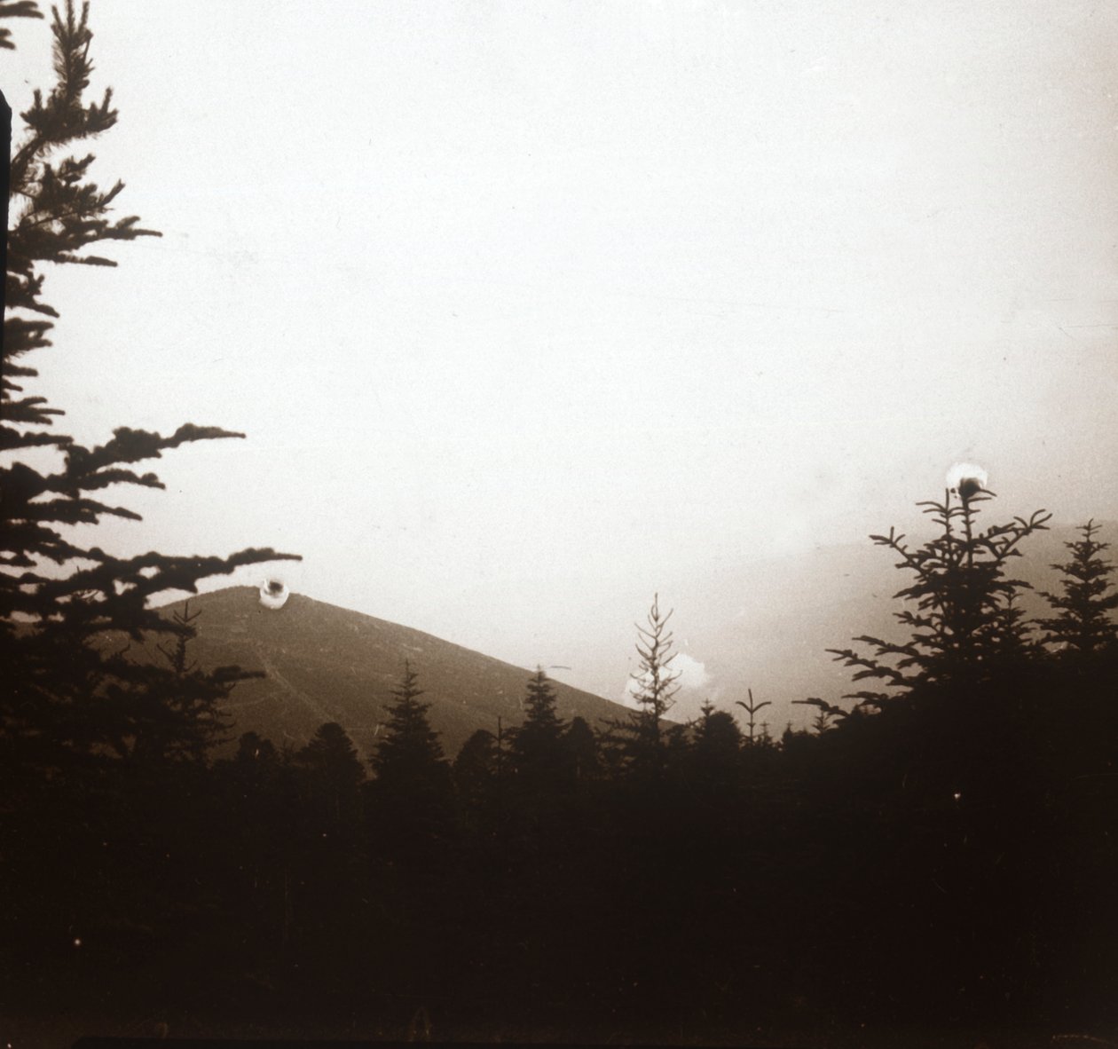 Landskab, røg i afstand, Alsace, c1914-c1918 af Unbekannt