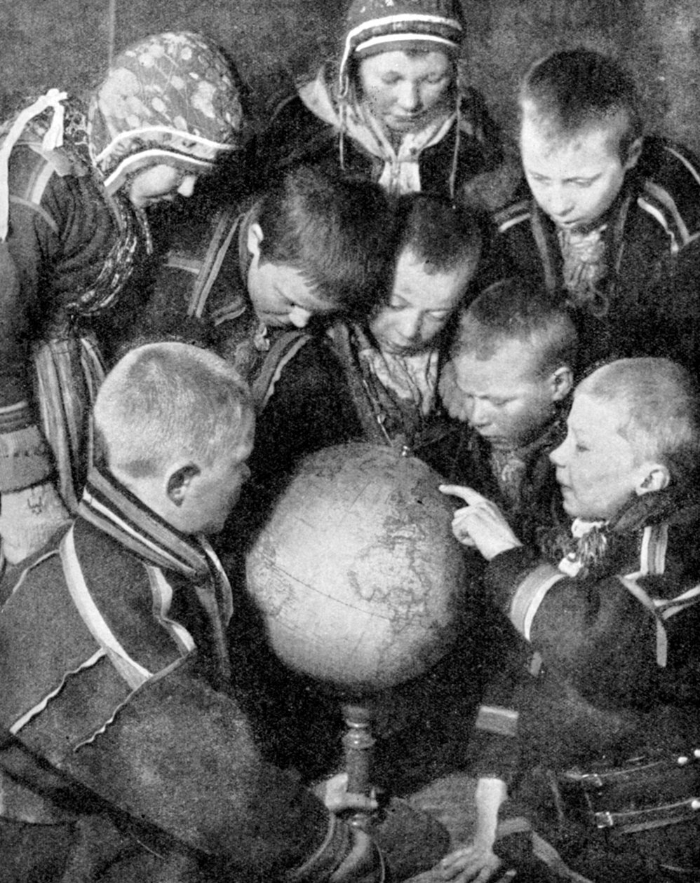 Lappebørn ser på en globus, 1936 af Unbekannt