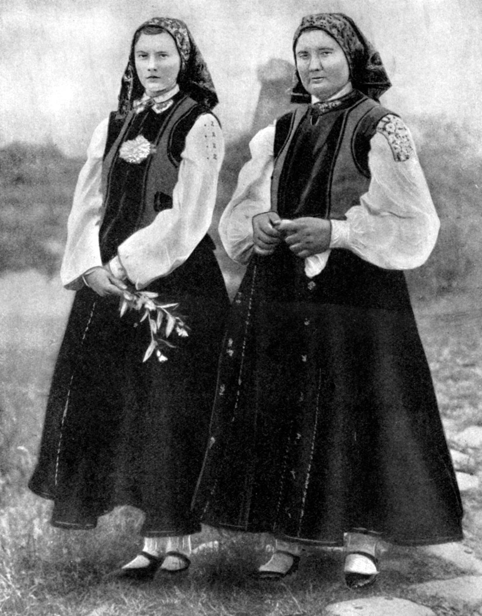 Lettiske kvinder i traditionel dragt, 1936 af Unbekannt