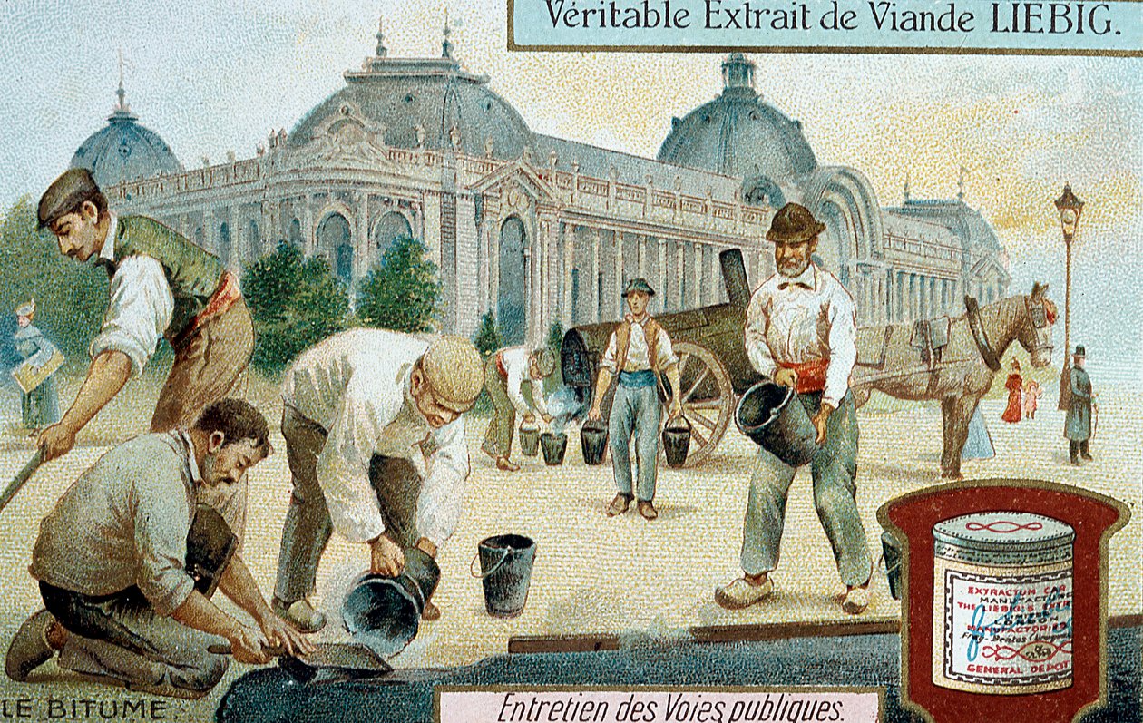 Udlægning af bitumen vejoverflade i en gade i Paris, c1900 af Unbekannt