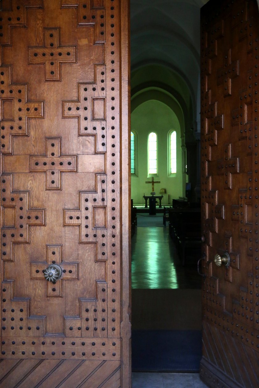 Le Plantay, Ain, Frankrig - Notre-Dame des Dombes kloster. Kirkens hoveddør. af Unbekannt