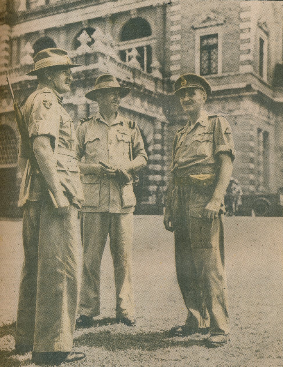 Ledere i Burma-kampagnen mødtes i Rangoon efter byernes fald den 3. maj 1945, 1945 af Unbekannt