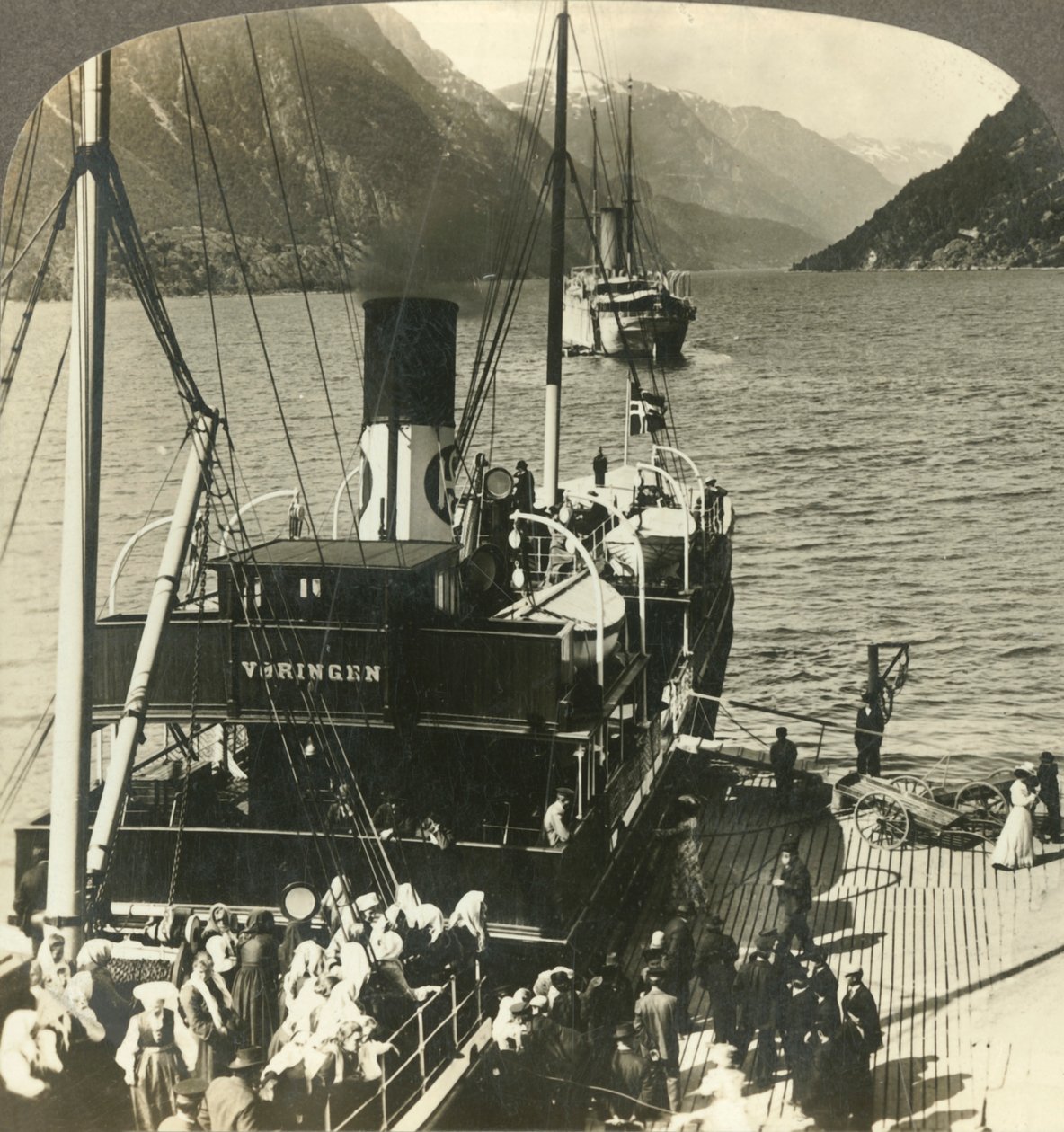 Forlader Odde for en udflugt ned ad den maleriske bjergomgivne Sorfjord, Norge, c1905. af Unbekannt