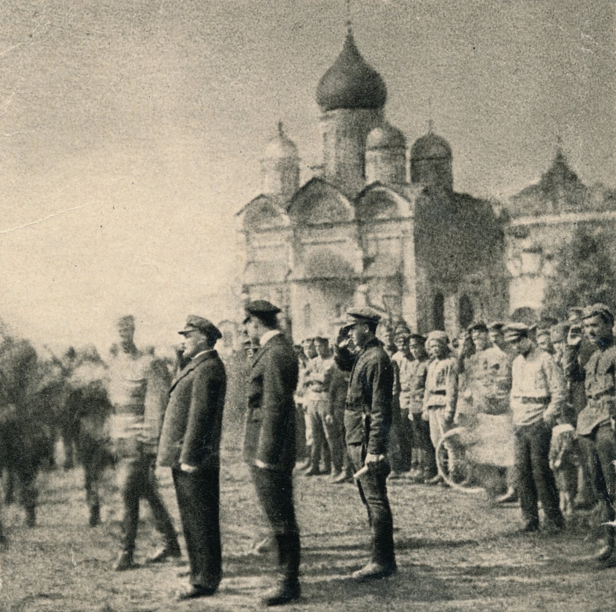 Lenin gennemgår den 11. gruppe af kandidater fra den første Moskva sovjetiske maskingeværkommandørskole i af Unbekannt
