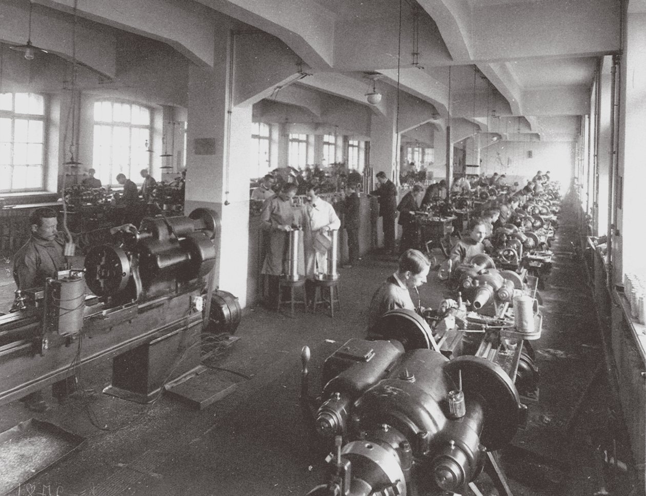 Linsebehandling på fabrikken af Optical Mechanical Association i Petersborg, 1916 af Unbekannt