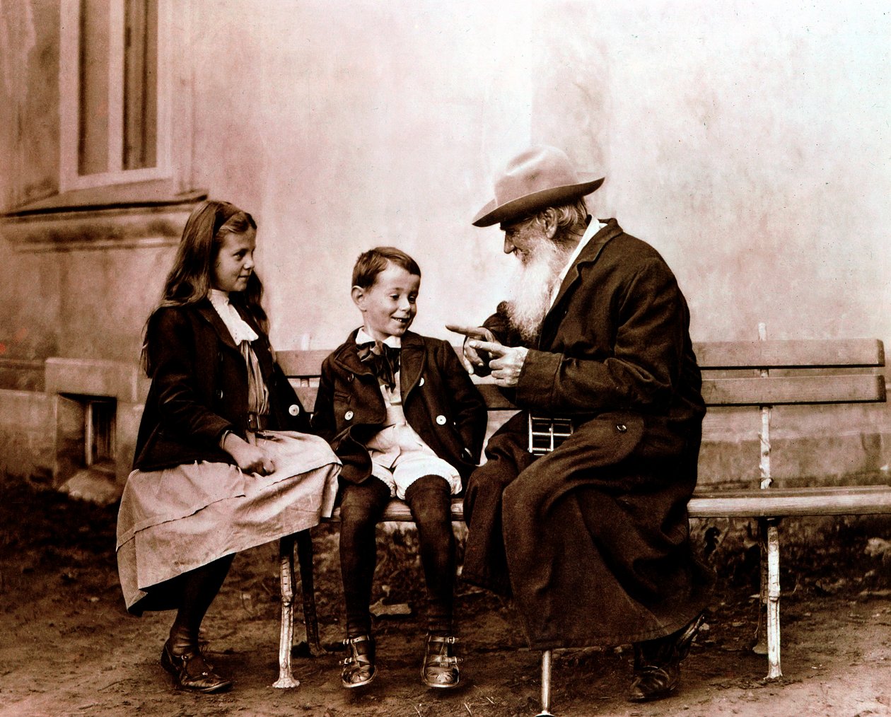 Leo Tolstoy, russisk forfatter, filosof og mystiker, fortæller sine børnebørn en historie, c1890-1910 af Unbekannt
