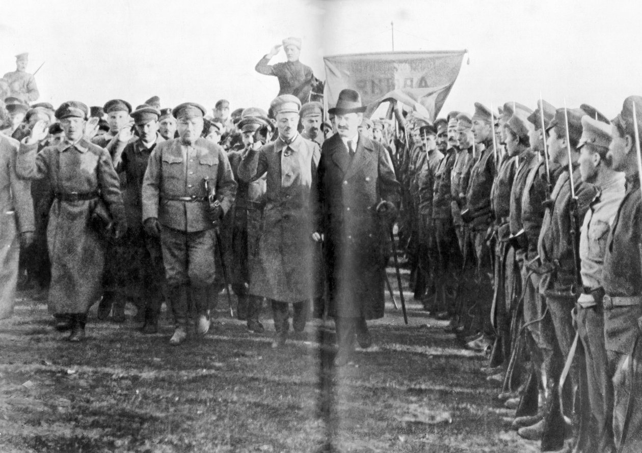 Leon Trotskij, folkekrigskommissær, gennemgår tropper fra Den Røde Hær i Moskva, Rusland, 1918 af Unbekannt