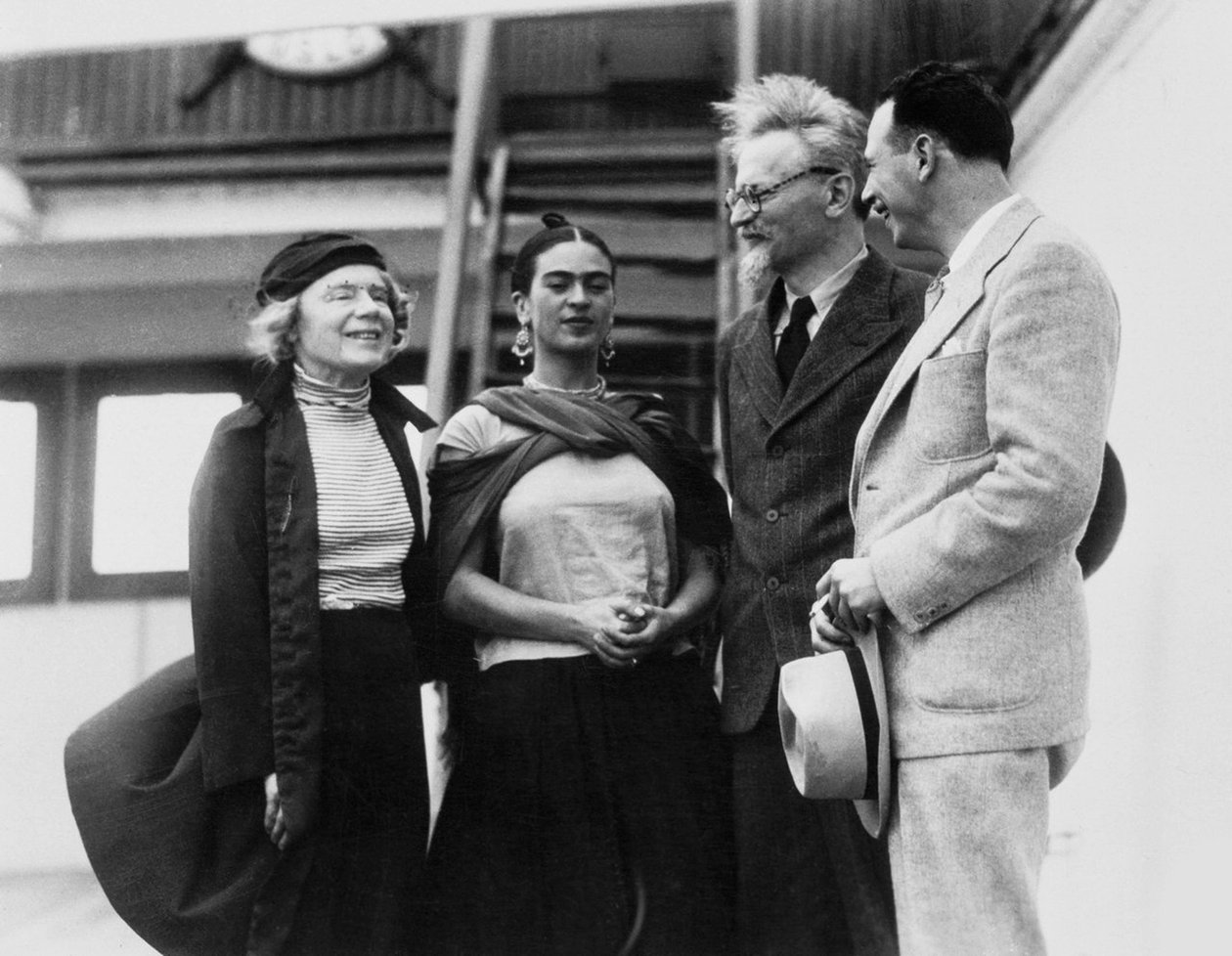 Leon Trotsky med sin kone Natalia Sedova og den mexicanske kunstner Frida Kahlo, 1937 af Unbekannt