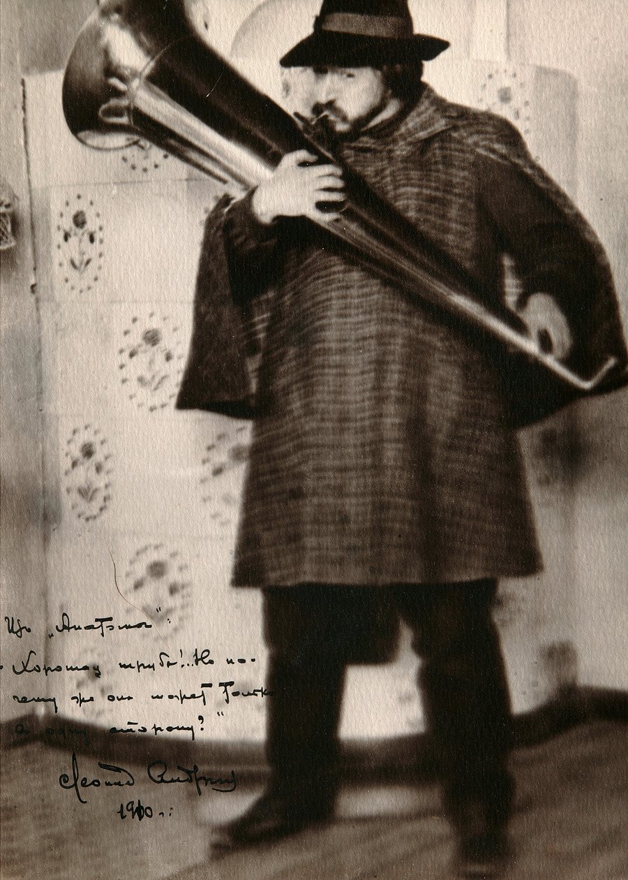 Leonid Andreyev, russisk forfatter, spiller et musikinstrument, c1900 af Unbekannt