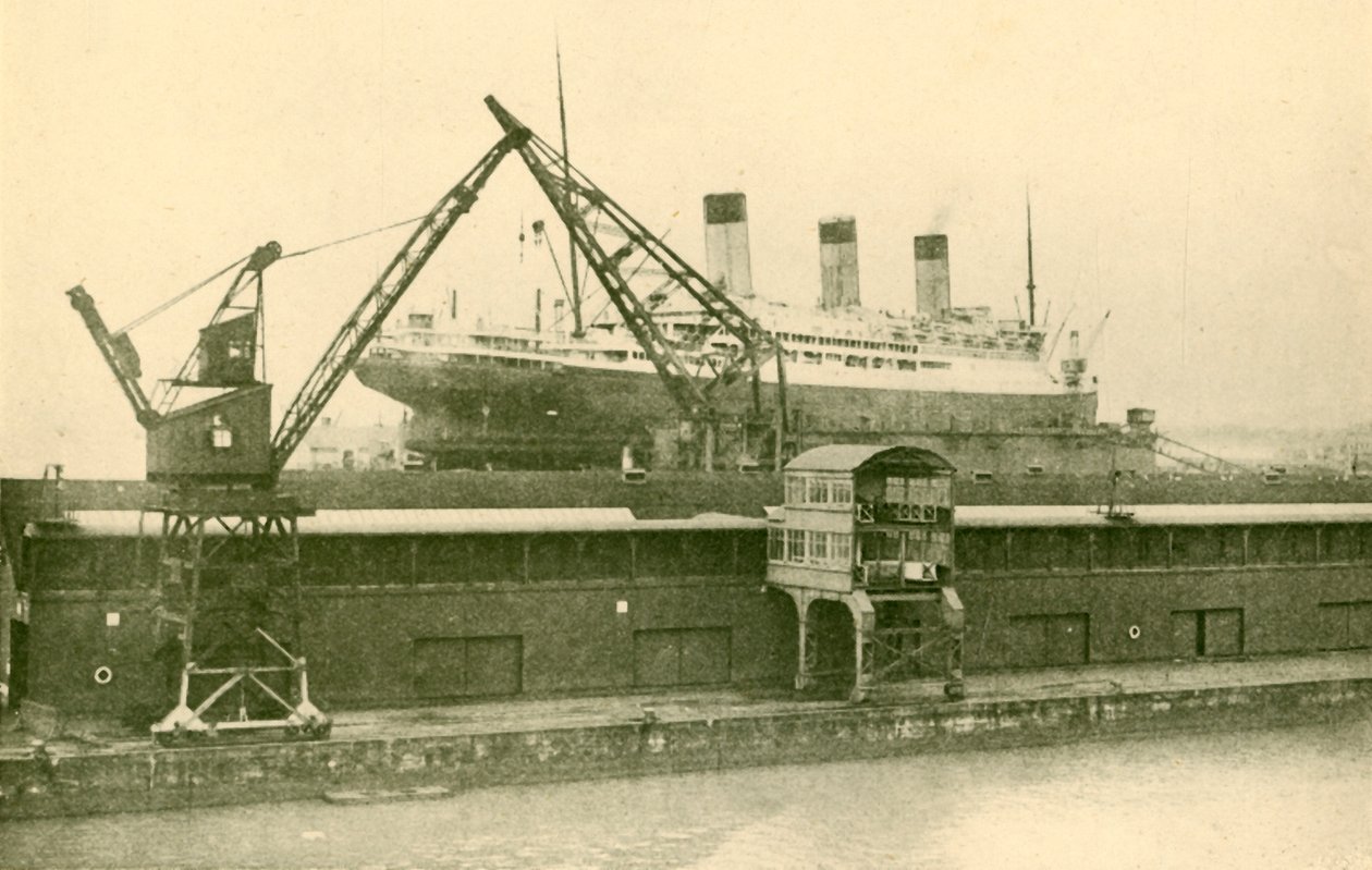 Løfter en majestætisk 56.551 tons i flydedokken i Southampton, c1930. af Unbekannt
