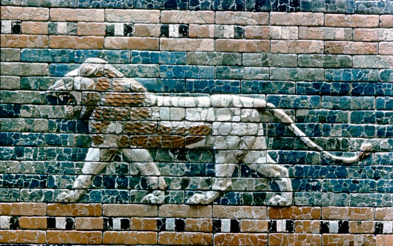 Løvepassant fra muren på den hellige vej til Ishtar-porten, Babylon, Irak, c575 f.Kr. af Unbekannt
