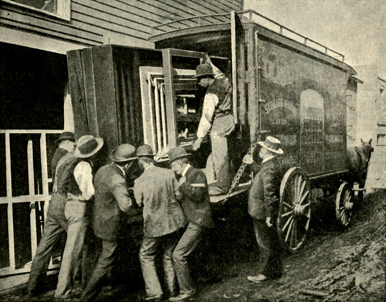 Indlæser kameraet på en varevogn til fjernelse, 1901. af Unbekannt