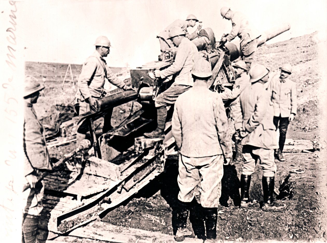 Ladning af granat i 155 mm pistol, c1914-c1918 af Unbekannt