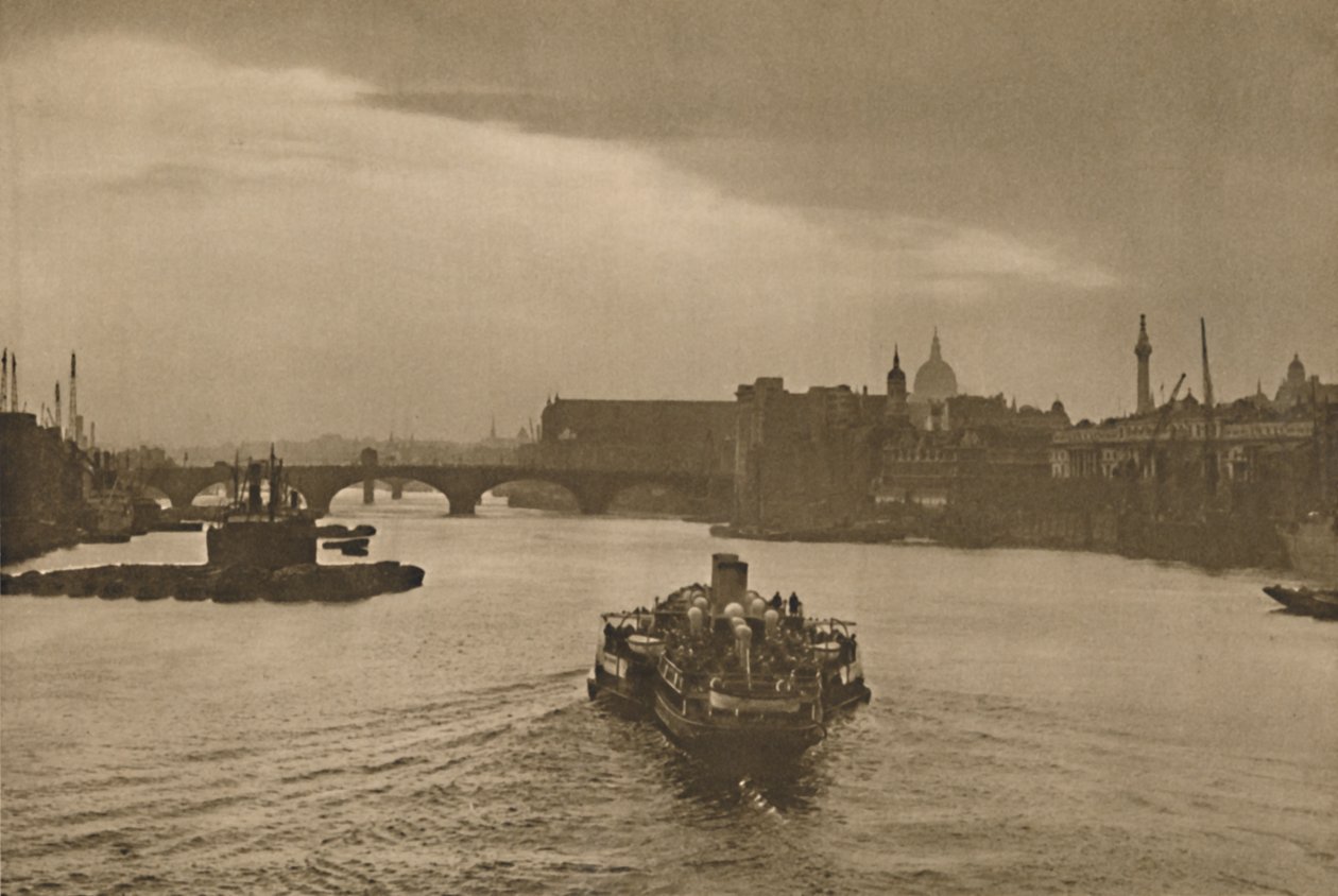 London-On-Sea: Den daglige udflugtsbåd sejler ind i solnedgangen på sin retur fra Margate, c1935. af Unbekannt