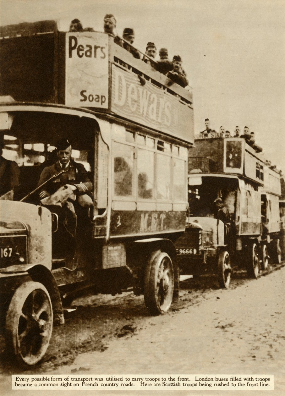 London-busser fører skotske tropper til fronten, Første Verdenskrig, 1914, 1935. af Unbekannt