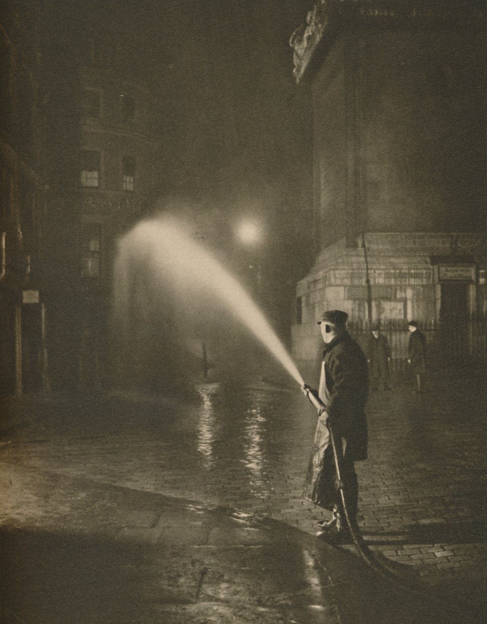 Londons natlig rengøring: Scene ved bunden af monumentet, c1935. af Unbekannt