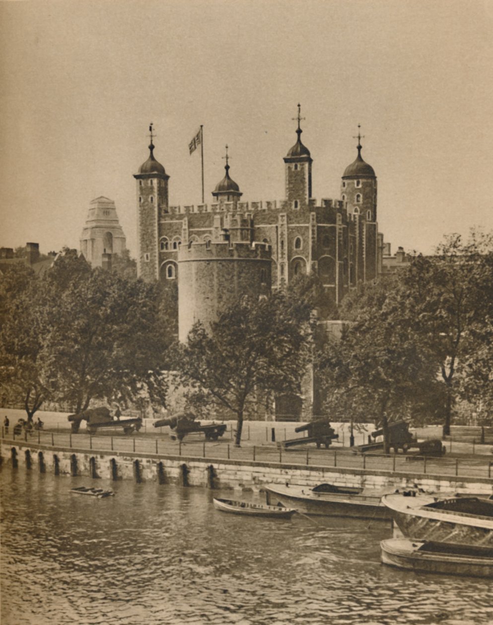 Londons ældste og nyeste offentlige bygninger fra Tower Bridge, c1935. af Unbekannt
