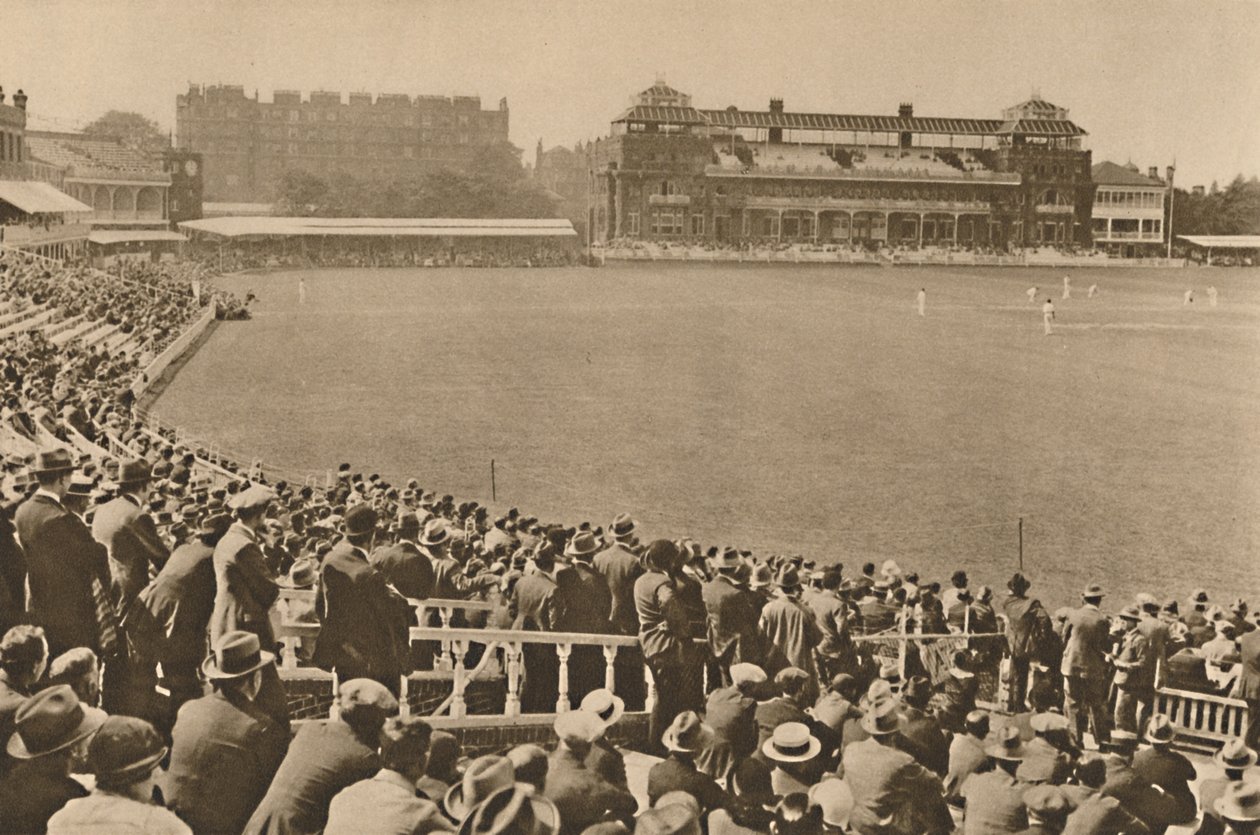 Ser mod pavillonen fra højen stå ved verdensberømte herrer, c1935. af Unbekannt