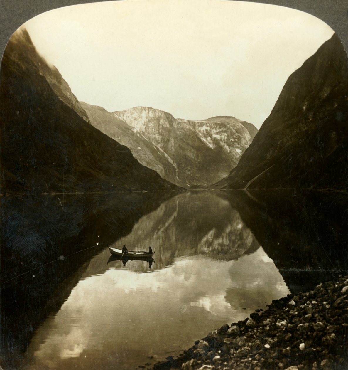 Ser ned ad den dybe, stille Naerofjord, fra nær Gudvangen, Norge, c1905. af Unbekannt