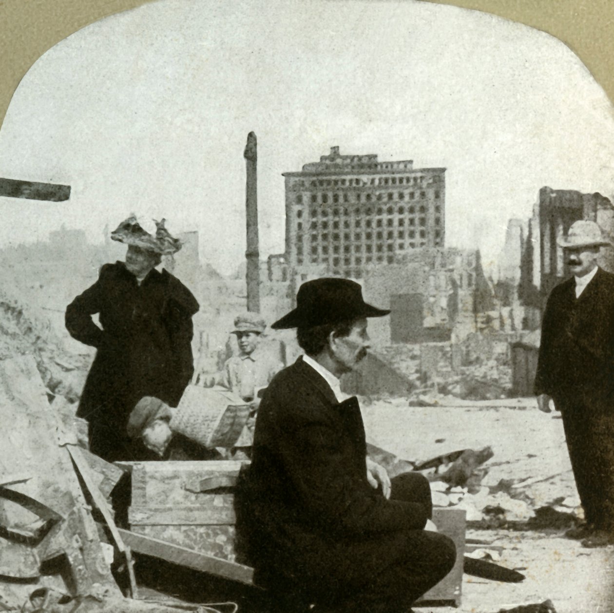 Kigger mod øst fra hjørnerne Pine og Stockton og viser ruinerne af Mills Building, 1906. af Unbekannt