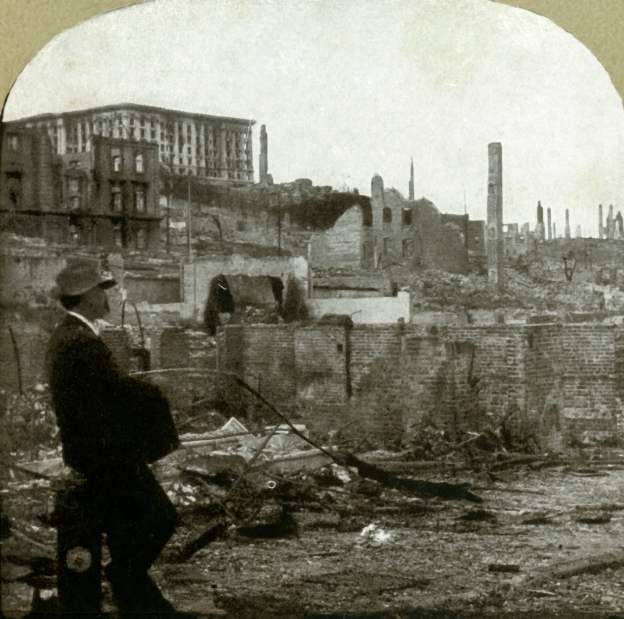 Ser mod nord op ad Mason St. fra Eddy - Ruins of the Fairmont $4.000.000 hotel, 1906. af Unbekannt